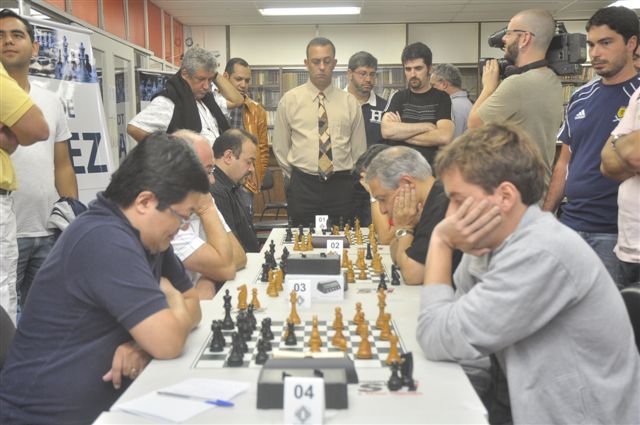 EQUIL�BRIO ENTRE COMPETIDORES MARCA O IV CAMPEONATO OAB-CAASP DE XADREZ