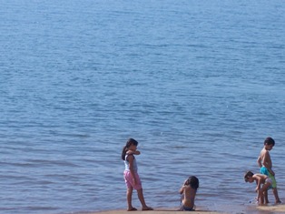 Crian�as as margens da represa 